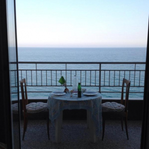 Pietra Ligure attico sul mare con balcone sulla spiaggia e grande terrazza di 25 mq